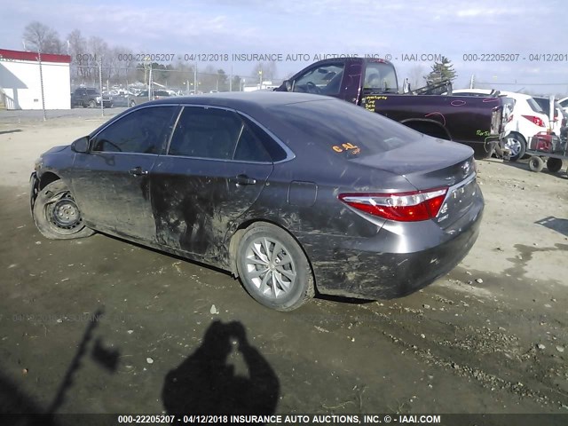 4T1BF1FK5FU934156 - 2015 TOYOTA CAMRY LE/XLE/SE/XSE GRAY photo 3