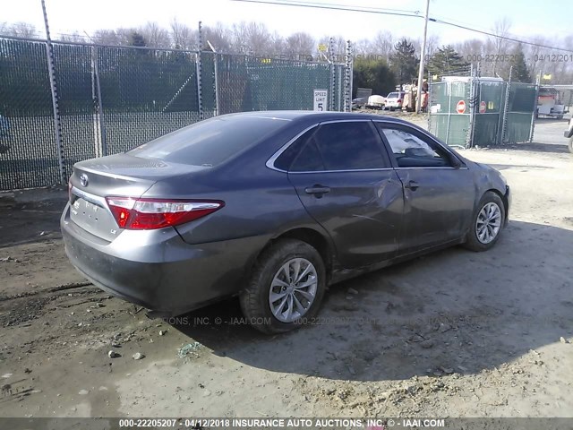 4T1BF1FK5FU934156 - 2015 TOYOTA CAMRY LE/XLE/SE/XSE GRAY photo 4