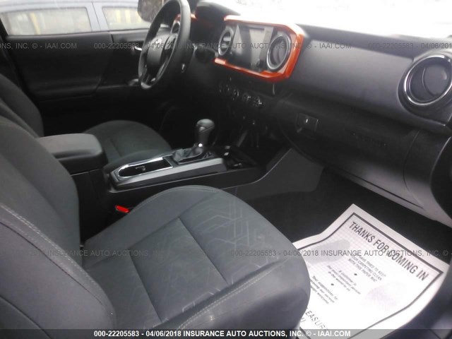 5TFCZ5AN0HX094846 - 2017 TOYOTA TACOMA DBL CAB/SR/TRDSPT/OR/PRO შავი ფოტო 5