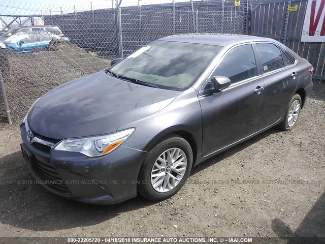 4T1BF1FK0GU182349 - 2016 TOYOTA CAMRY LE/XLE/SE/XSE GRAY photo 2