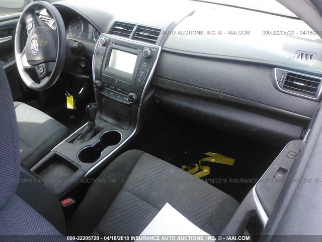 4T1BF1FK0GU182349 - 2016 TOYOTA CAMRY LE/XLE/SE/XSE GRAY photo 5