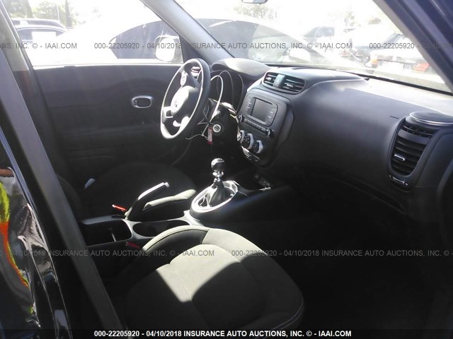 KNDJN2A28H7436647 - 2017 KIA SOUL BLACK photo 5