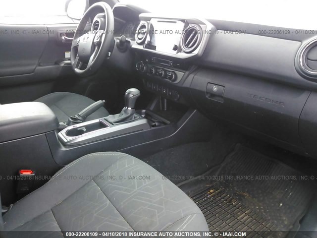 3TMCZ5ANXHM074836 - 2017 TOYOTA TACOMA DBL CAB/SR/TRDSPT/OR/PRO ნაცრისფერი ფოტო 5