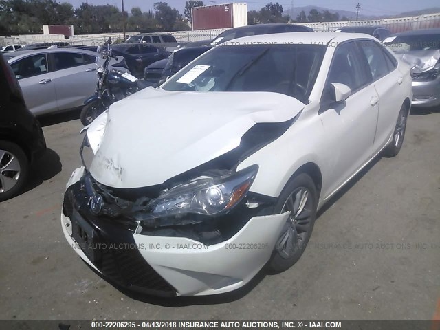 4T1BF1FK6FU046001 - 2015 TOYOTA CAMRY LE/XLE/SE/XSE თეთრი ფოტო 2
