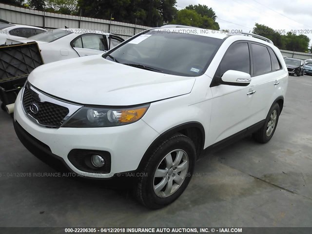 5XYKT3A65CG266150 - 2012 KIA SORENTO LX WHITE photo 2