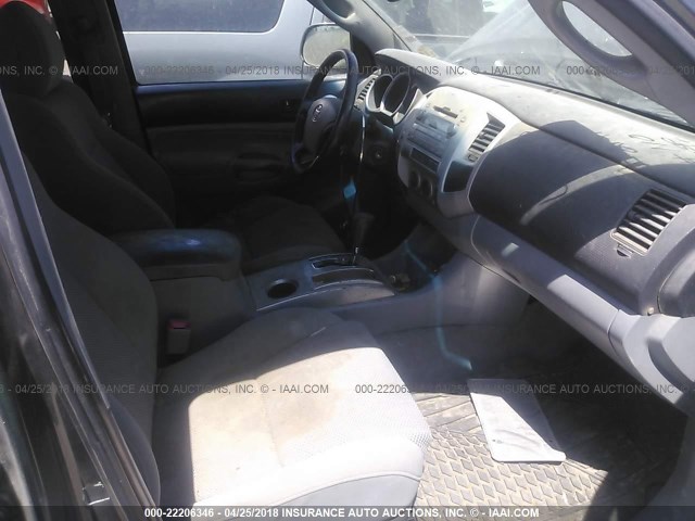3TMLU4EN7AM043360 - 2010 TOYOTA TACOMA DOUBLE CAB ნაცრისფერი ფოტო 5