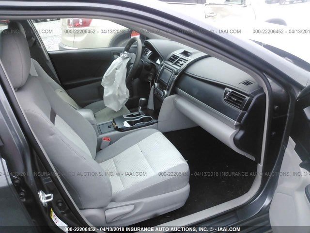 4T1BF1FK9CU120037 - 2012 TOYOTA CAMRY SE/LE/XLE 灰色 照片 5