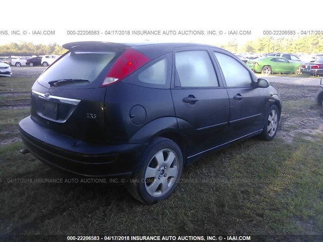 3FAFP373X2R168261 - 2002 FORD FOCUS ZX5 BLACK photo 4