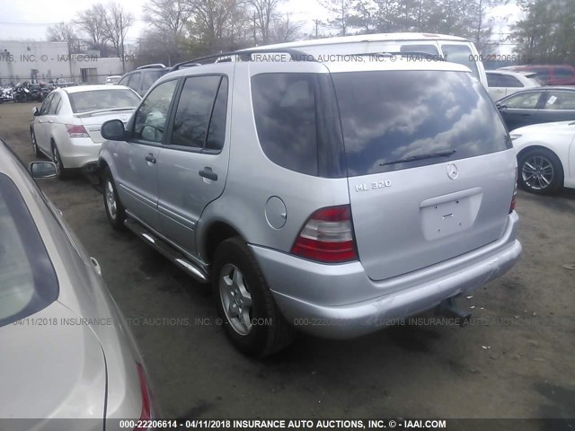 4JGAB54E61A227055 - 2001 MERCEDES-BENZ ML 320 GRAY photo 3