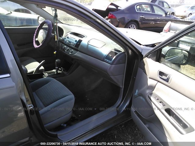 4T1BE32K46U729786 - 2006 TOYOTA CAMRY LE/XLE/SE ნაცრისფერი ფოტო 5