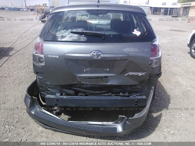 2T1KR32E58C695344 - 2008 TOYOTA COROLLA MATRIX XR GRAY photo 6