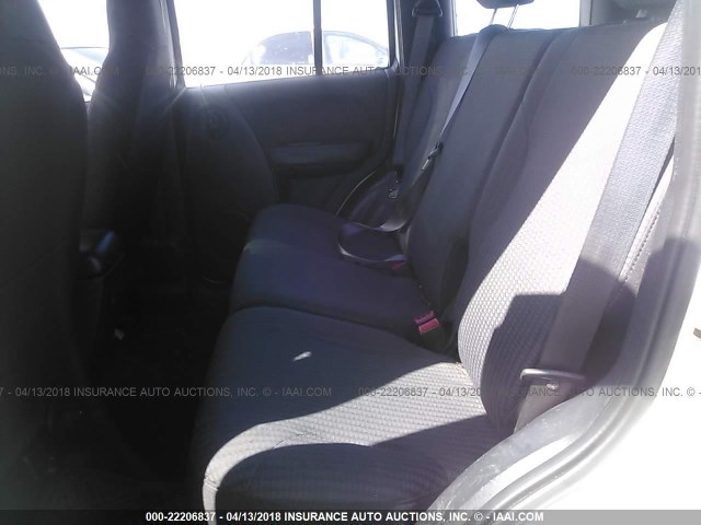 1J4GL48K72W316587 - 2002 JEEP LIBERTY SPORT 白色 照片 8