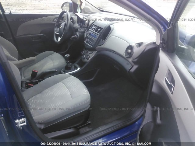 1G1JB6SG8D4137271 - 2013 CHEVROLET SONIC LS ლურჯი ფოტო 5