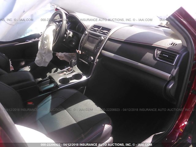 4T1BF1FKXHU752584 - 2017 TOYOTA CAMRY LE/XLE/SE/XSE RED photo 5