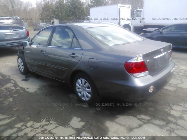 4T1BE30K85U638408 - 2005 TOYOTA CAMRY LE/XLE/SE ნაცრისფერი ფოტო 3