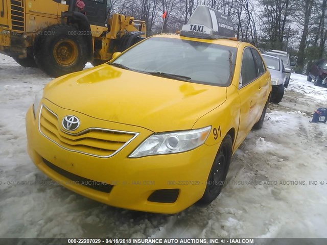 4T1BF3EK3BU667977 - 2011 TOYOTA CAMRY SE/LE/XLE Желтый фото 2