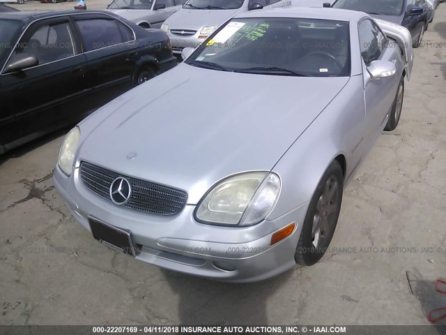 WDBKK49F31F223499 - 2001 MERCEDES-BENZ SLK 230 KOMPRESSOR SILVER photo 2