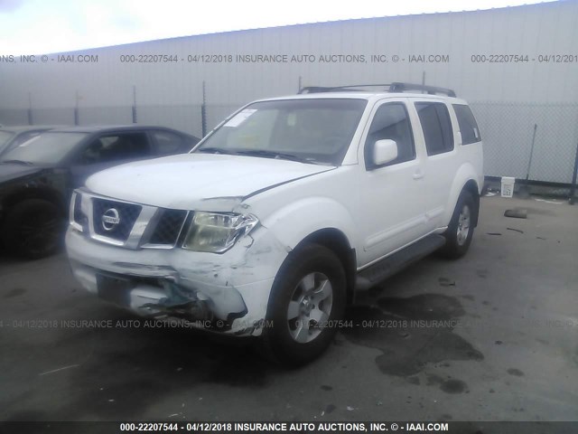 5N1AR18U06C614380 - 2006 NISSAN PATHFINDER LE/SE/XE WHITE photo 2