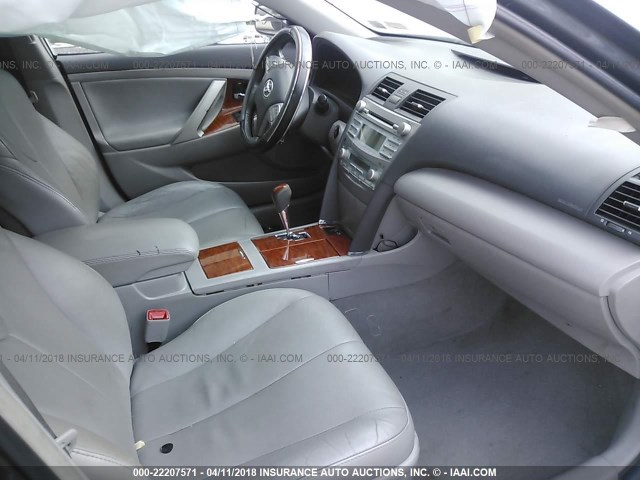 4T1BK46K88U574638 - 2008 TOYOTA CAMRY LE/XLE/SE GRAY photo 5