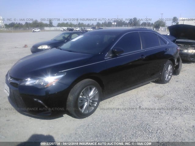 4T1BF1FK5HU369555 - 2017 TOYOTA CAMRY LE/XLE/SE/XSE BLACK photo 2