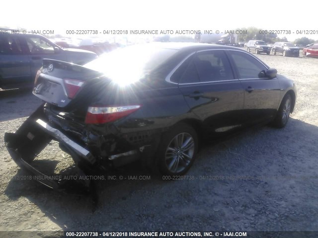4T1BF1FK5HU369555 - 2017 TOYOTA CAMRY LE/XLE/SE/XSE BLACK photo 4
