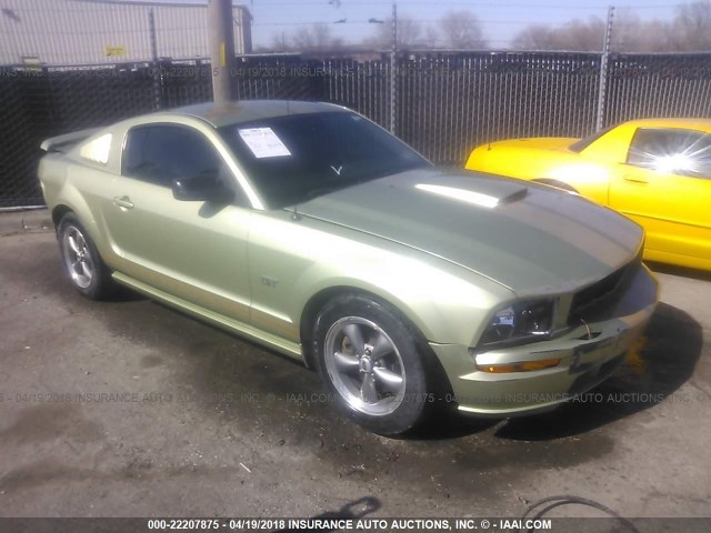 1ZVHT82H965227403 - 2006 FORD MUSTANG GT GREEN photo 1