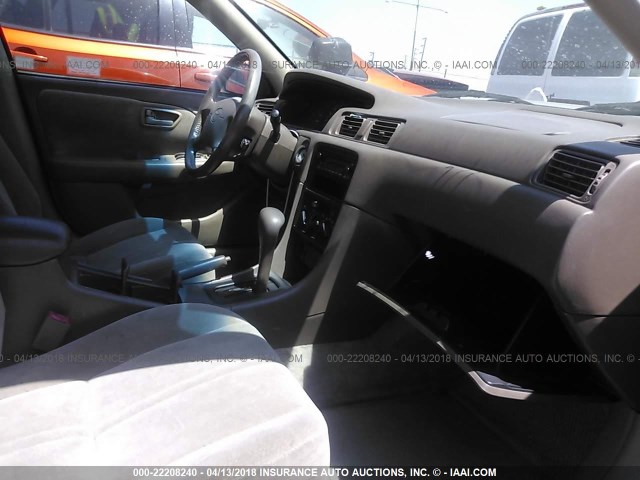 JT2BG28K4W0188206 - 1998 TOYOTA CAMRY LE/XLE GOLD photo 5
