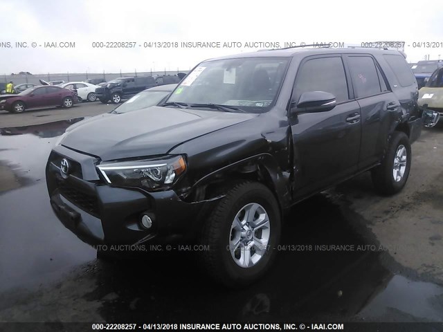 JTEBU5JR2H5415189 - 2017 TOYOTA 4RUNNER SR5 PREM/LTDL/TRAIL/TRD GRAY photo 2