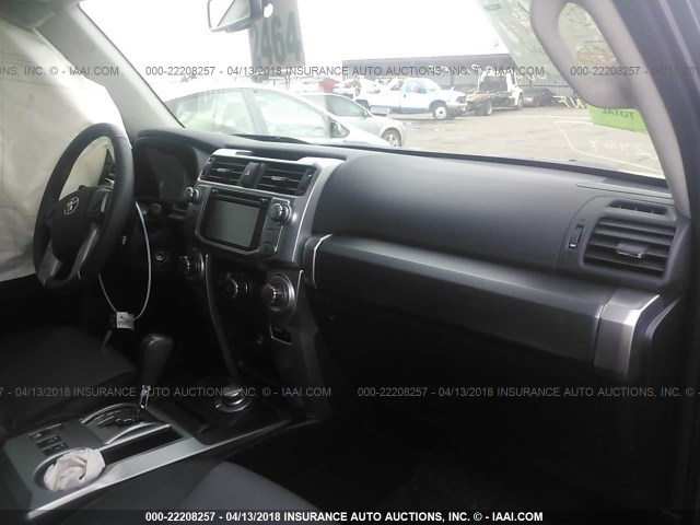 JTEBU5JR2H5415189 - 2017 TOYOTA 4RUNNER SR5 PREM/LTDL/TRAIL/TRD GRAY photo 5