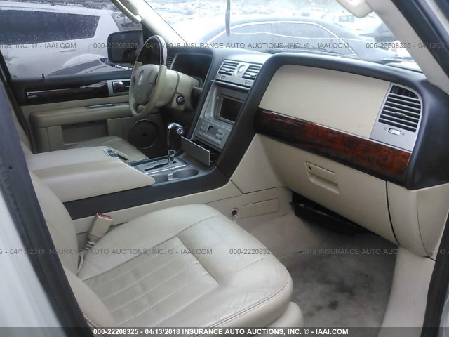 5LMFU28535LJ01123 - 2005 LINCOLN NAVIGATOR WHITE photo 5