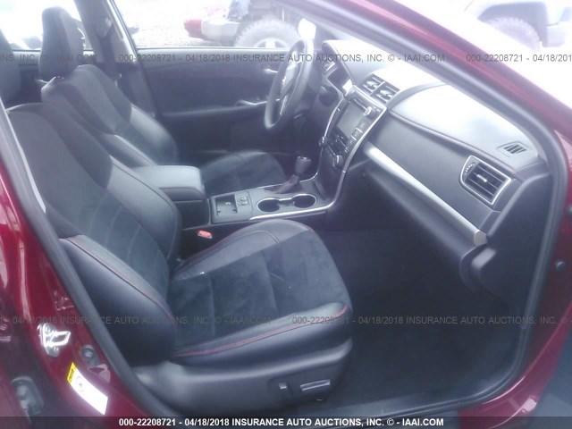 4T1BF1FKXHU711405 - 2017 TOYOTA CAMRY LE/XLE/SE/XSE RED photo 5