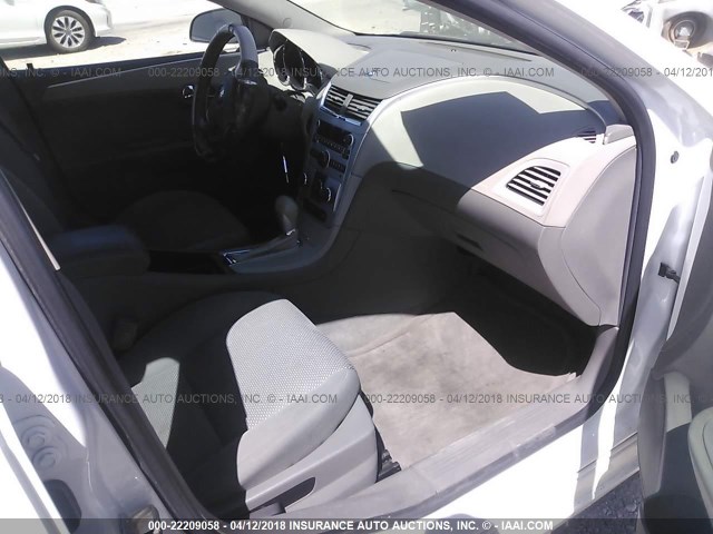 1G1ZA5EB4AF174138 - 2010 CHEVROLET MALIBU LS თეთრი ფოტო 5