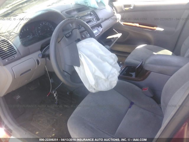 4T1BE30K02U057237 - 2002 TOYOTA CAMRY LE/XLE/SE 勃艮第红 照片 5