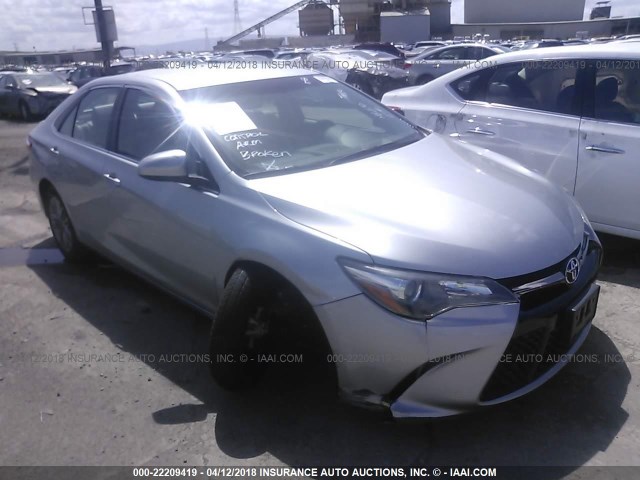 4T1BF1FK1GU529610 - 2016 TOYOTA CAMRY LE/XLE/SE/XSE Silber Foto 1