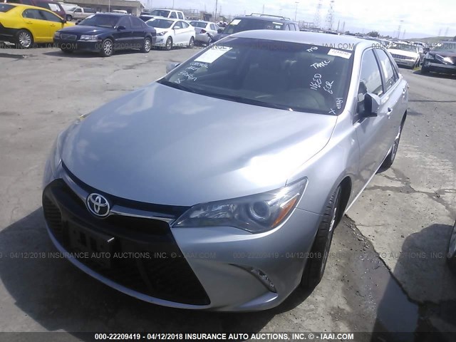 4T1BF1FK1GU529610 - 2016 TOYOTA CAMRY LE/XLE/SE/XSE Silber Foto 2