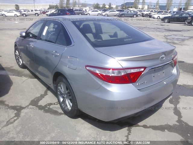 4T1BF1FK1GU529610 - 2016 TOYOTA CAMRY LE/XLE/SE/XSE Silber Foto 3