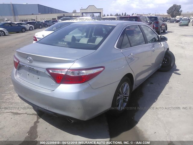 4T1BF1FK1GU529610 - 2016 TOYOTA CAMRY LE/XLE/SE/XSE Silber Foto 4