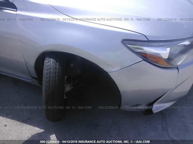 4T1BF1FK1GU529610 - 2016 TOYOTA CAMRY LE/XLE/SE/XSE Silber Foto 6