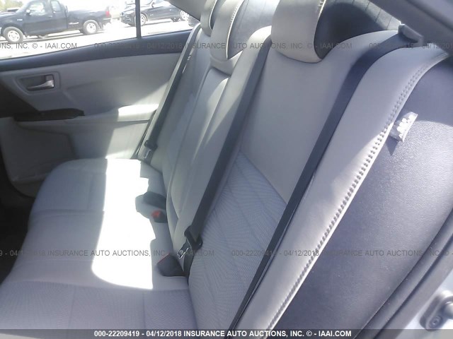 4T1BF1FK1GU529610 - 2016 TOYOTA CAMRY LE/XLE/SE/XSE Silber Foto 8