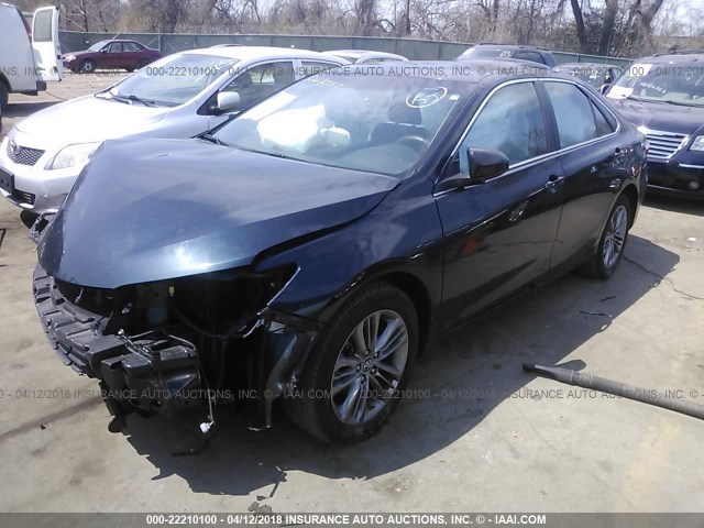 4T1BF1FK5HU641845 - 2017 TOYOTA CAMRY LE/XLE/SE/XSE BLACK photo 2