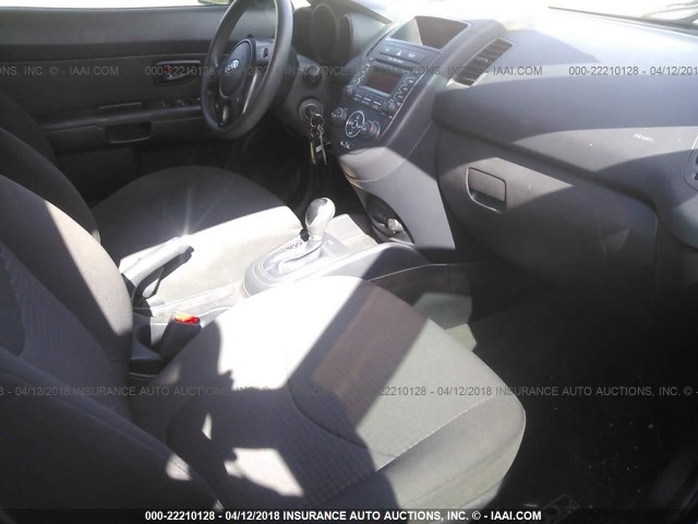 KNDJT2A56C7433027 - 2012 KIA SOUL შავი ფოტო 5
