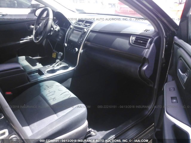 4T1BF1FK6GU212163 - 2016 TOYOTA CAMRY LE/XLE/SE/XSE BLACK photo 5