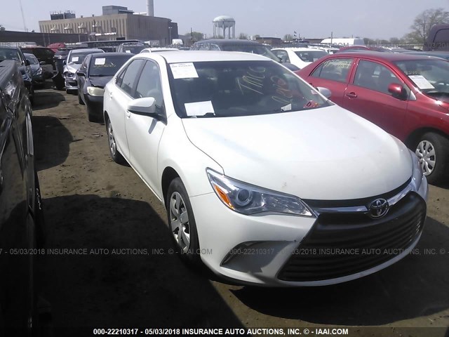 4T1BF1FK8HU792310 - 2017 TOYOTA CAMRY LE/XLE/SE/XSE Blanc photo 1