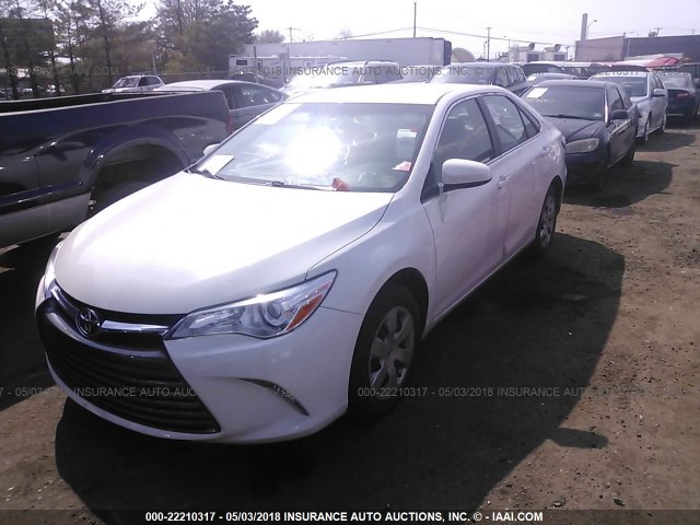 4T1BF1FK8HU792310 - 2017 TOYOTA CAMRY LE/XLE/SE/XSE Blanc photo 2