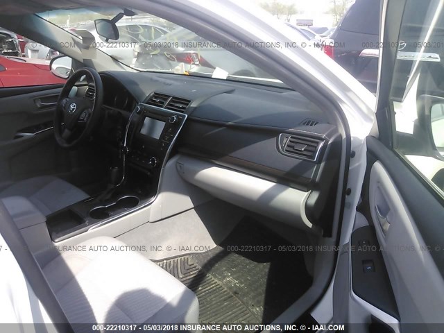 4T1BF1FK8HU792310 - 2017 TOYOTA CAMRY LE/XLE/SE/XSE Blanc photo 5