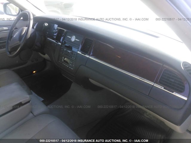 1LNHM81W83Y690543 - 2003 LINCOLN TOWN CAR EXECUTIVE Серебристый фото 5