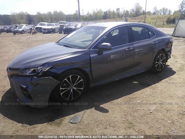 4T1B11HK3JU556827 - 2018 TOYOTA CAMRY L/LE/XLE/SE/XSE GRAY photo 2