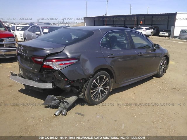 4T1B11HK3JU556827 - 2018 TOYOTA CAMRY L/LE/XLE/SE/XSE GRAY photo 4