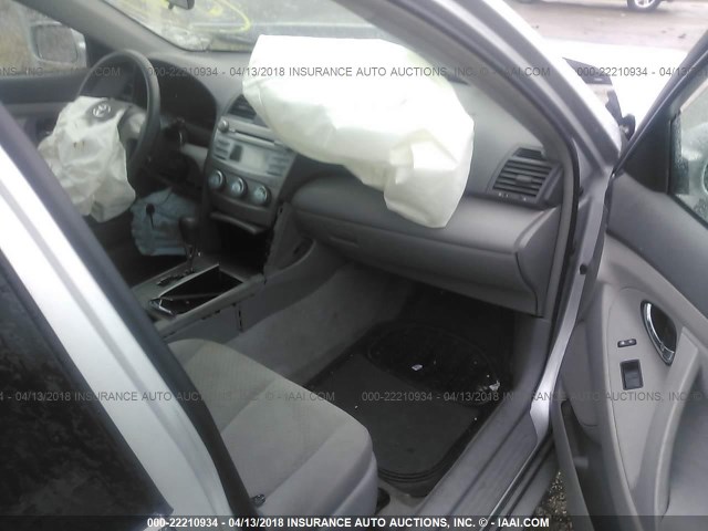 4T1BE46K69U288005 - 2009 TOYOTA CAMRY SE/LE/XLE SILVER photo 5