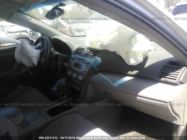 4T1BF3EK9BU752998 - 2011 TOYOTA CAMRY SE/LE/XLE SILVER photo 5